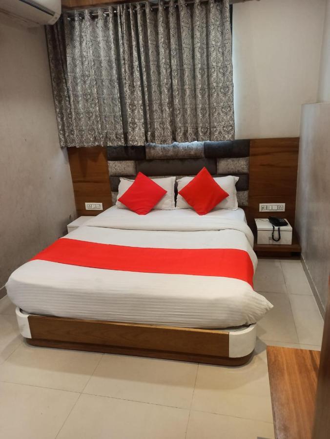Hotel Madhav Villa アーメダバード エクステリア 写真