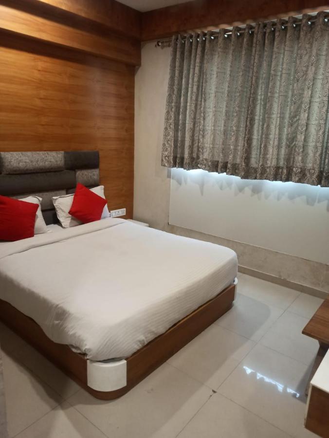 Hotel Madhav Villa アーメダバード エクステリア 写真