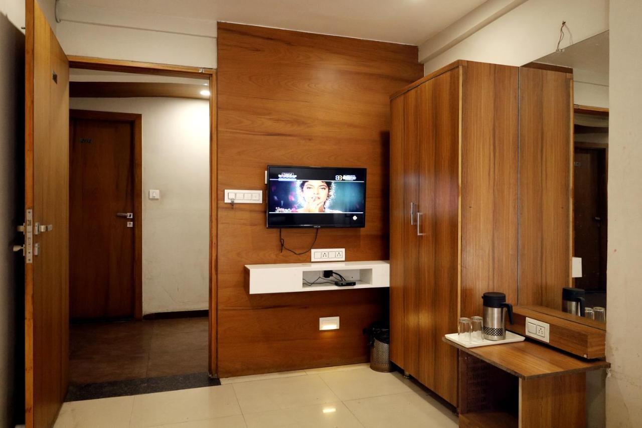 Hotel Madhav Villa アーメダバード エクステリア 写真